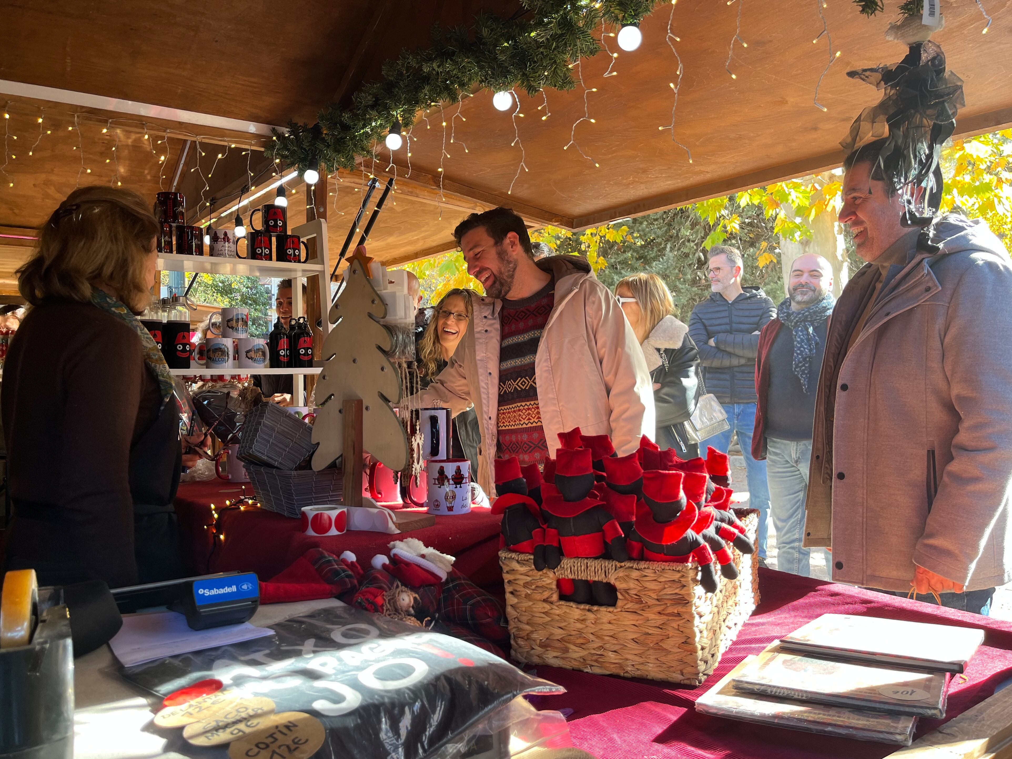 Les autoritats visitant els expositors del Mercat de Nadal a Alcoi.