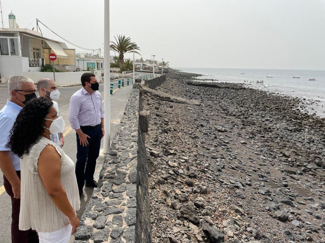 Visita del alcalde de Yaiza, Óscar Noda, junto a representantes de la Corporación municipal a Playa Quemada. 