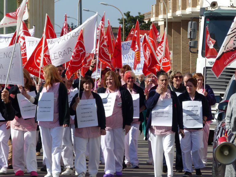 Trabajadoras de residencia de la Tercera Edad de Borriana manifestándose.