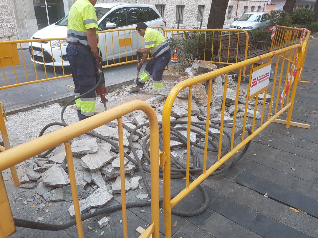 Operarios trabajando en el Paseo Fernández Iparraguirre