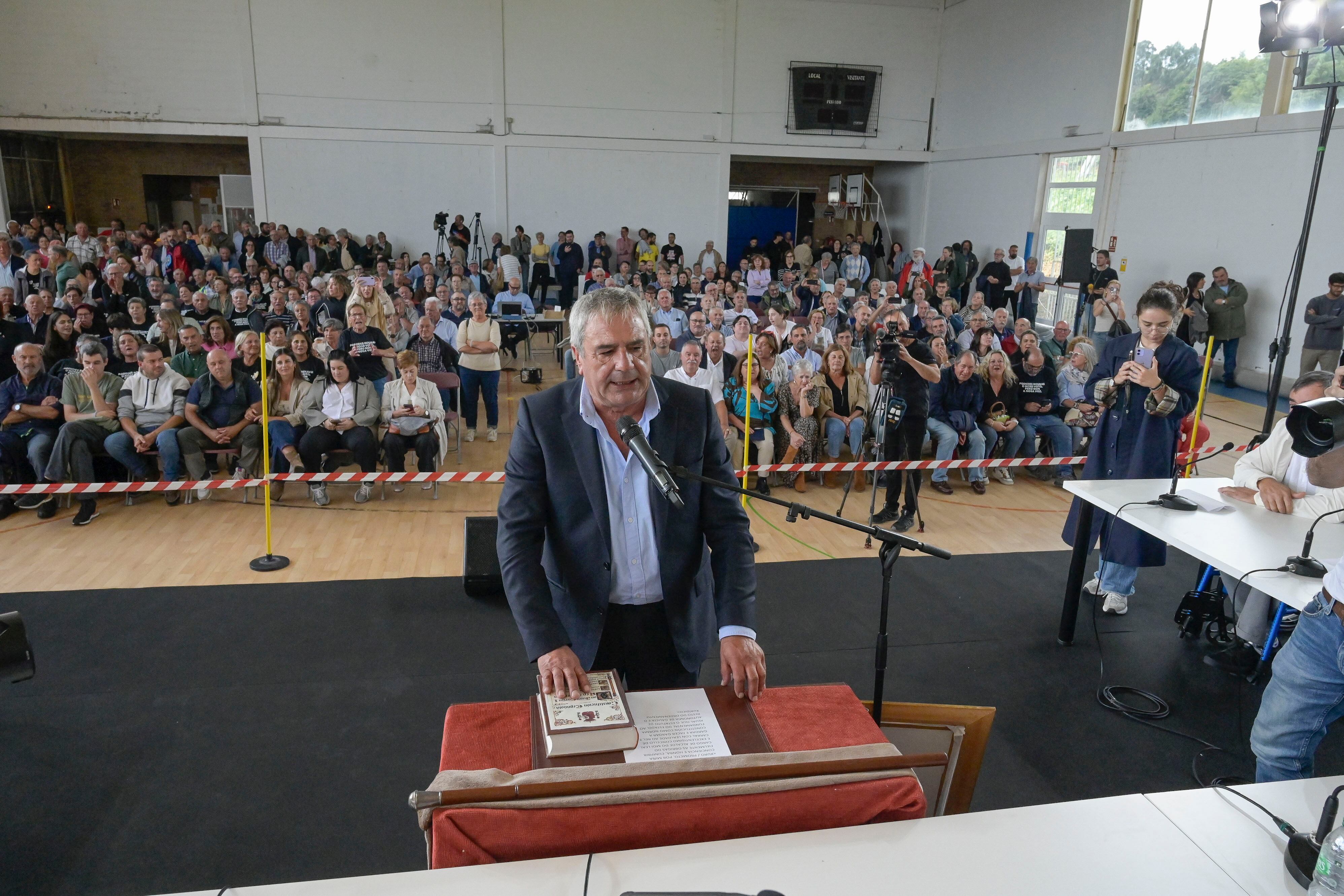 CARRAL (A CORUÑA), 10/09/2025.- Pleno de la moción de censura contra Javier Gestal (Alternativa dos Veciños) y con José Luis Fernández Mouriño (c) (PP) como candidato apoyado por dos tránsfugas del partido del gobierno, Francisco Bello y Mercedes Caridad, este miércoles en la localidad coruñesa de Carral. Fernández Mouriño (PPdeG) ha retomado este miércoles el bastón de mando de la localidad, que ya tuvo entre 2003 y 2019, tras prosperar la moción de censura presentada por el PP y dos tránsfugas de AV. El pleno se ha celebrado entre aplausos, abucheos y silbidos para nombrar nuevo alcalde a Fernández Mouriño, que sustituye en el cargo a Gestal. EFE/ Moncho Fuentes