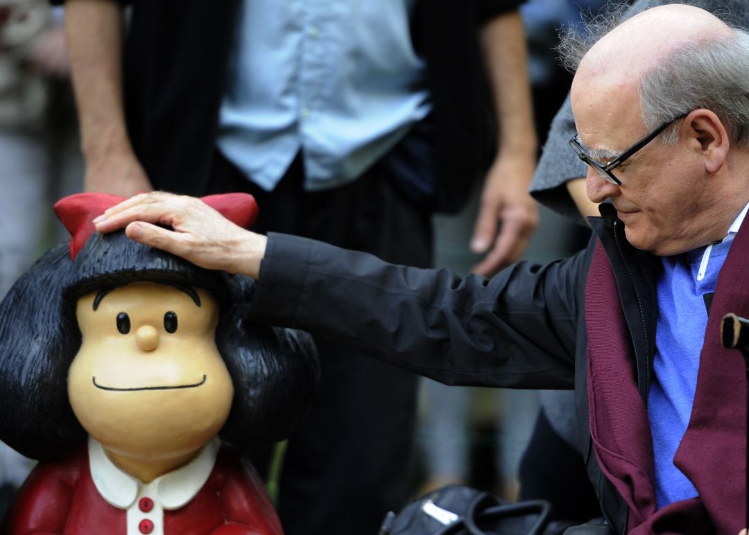 Quino con Mafalda en 2014 en Oviedo.