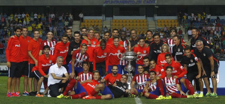 El Atlético posa con el trofeo Carranza