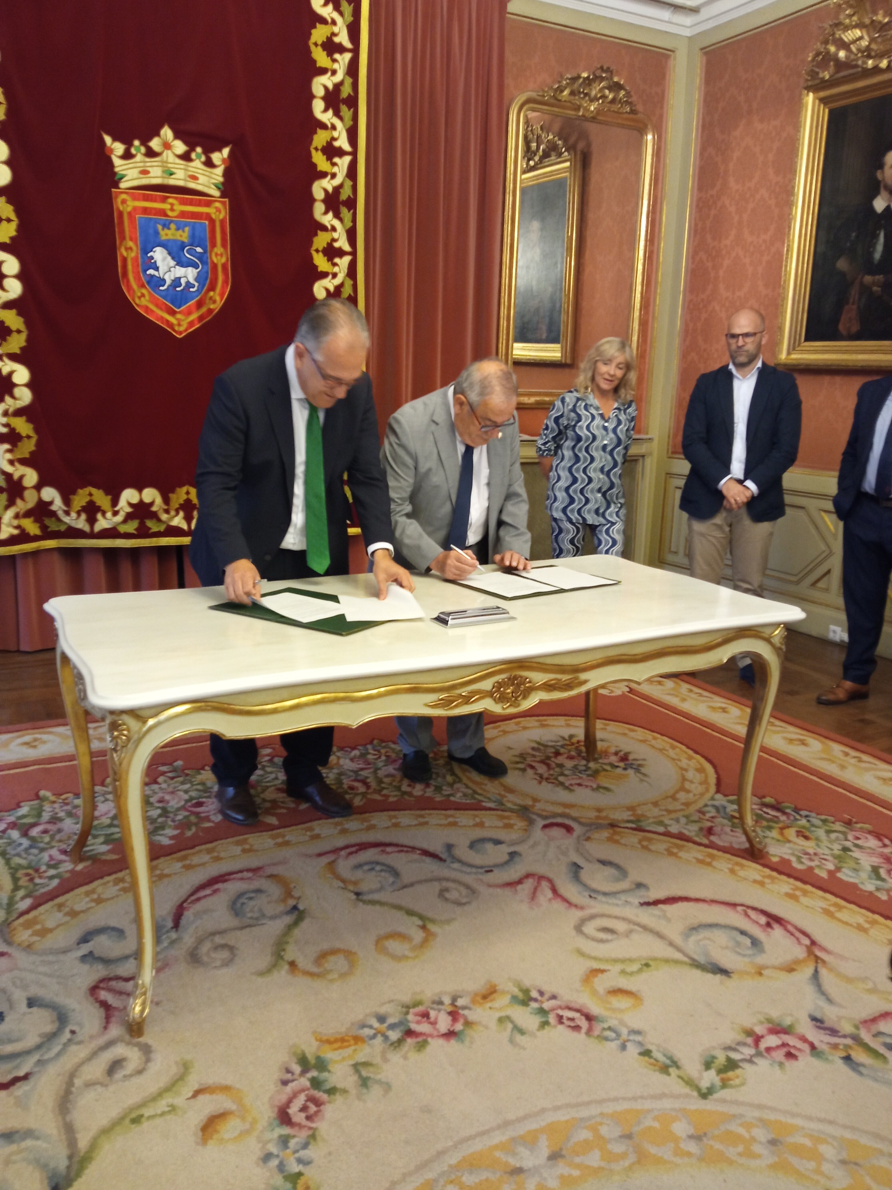 Enrique Maya, alcalde de Pamplona, y Luis Sabalza, presidente de Osasuna, durante la firma del convenio de promoción