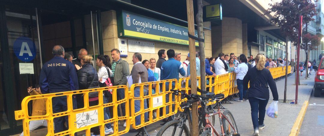 Imagen de archivo de colas en las oficinas de Empleo del Ayuntamiento