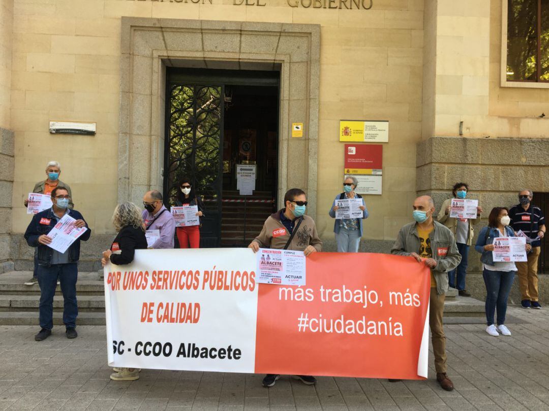 Manifestación de CCOO en la puerta de la Subdelegación del Gobierno en Albacete. 