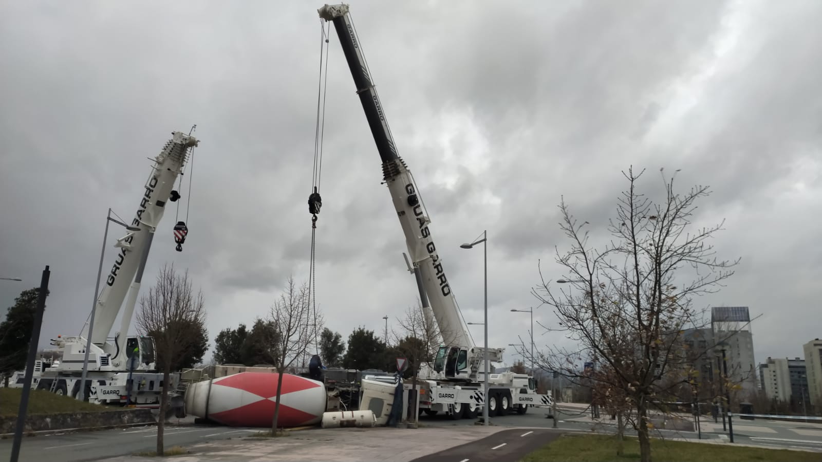 Se han movilizado dos grúas de gran tamaño para levantar el camión hormigonera