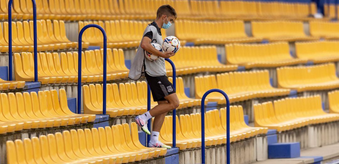 Un futbolista del Alcorcón, en la previa de un encuentro de Segunda de la presente temporada en Santo Domingo