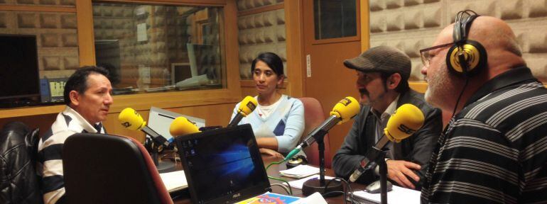 Orlando Estupiñán, de “Asturias Latina”, Mari Carmen Imaicela, de la Asociación de Ecuatorianos residentes en Ventanielles y Norber Gómez Merino, de Amigos del Indostán, en los estudios de Radio Asturias-SER