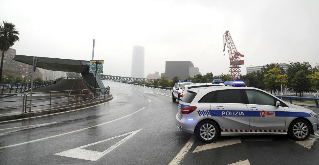 En relación al lunes anterior, 23 de marzo, cuando aún no se habían endurecido las medidas de restricción de la movilidad y de la actividad económica, las llegadas se han reducido en 8.138 vehículos, lo que supone un 25,5 % menos. El 23 de marzo entraron a Bilbao 32.118 vehículos y ayer, 23.935. 
 