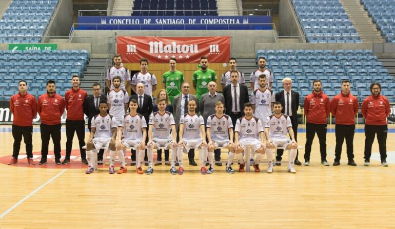 Directiva, cuerpo técnico y jugadores del Santiago Futsal de esta temporada