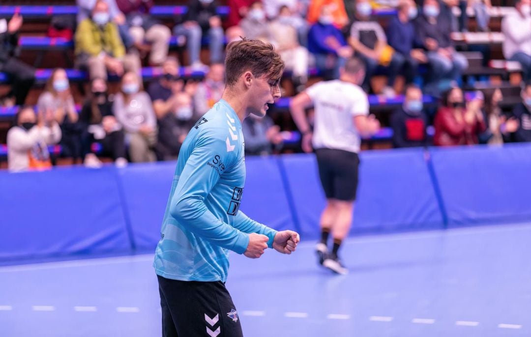 Roberto Rodríguez durante un partido del Balonmano Benidorm