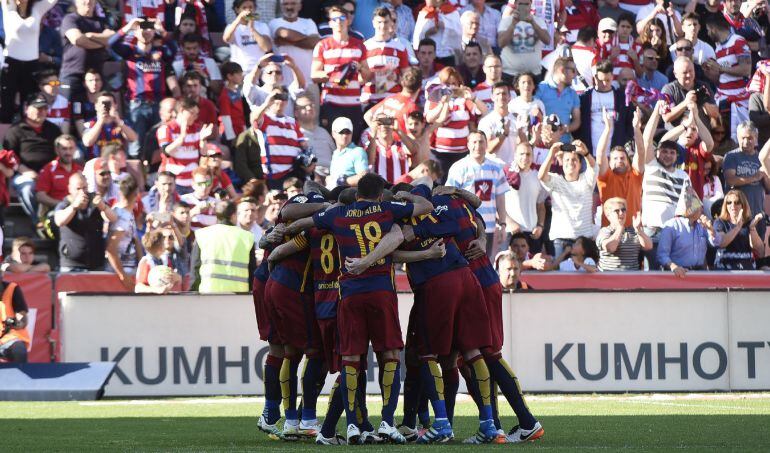 Los jugadores celebran su título después de ganar en el Nuevo Los Cármenes al Granada.