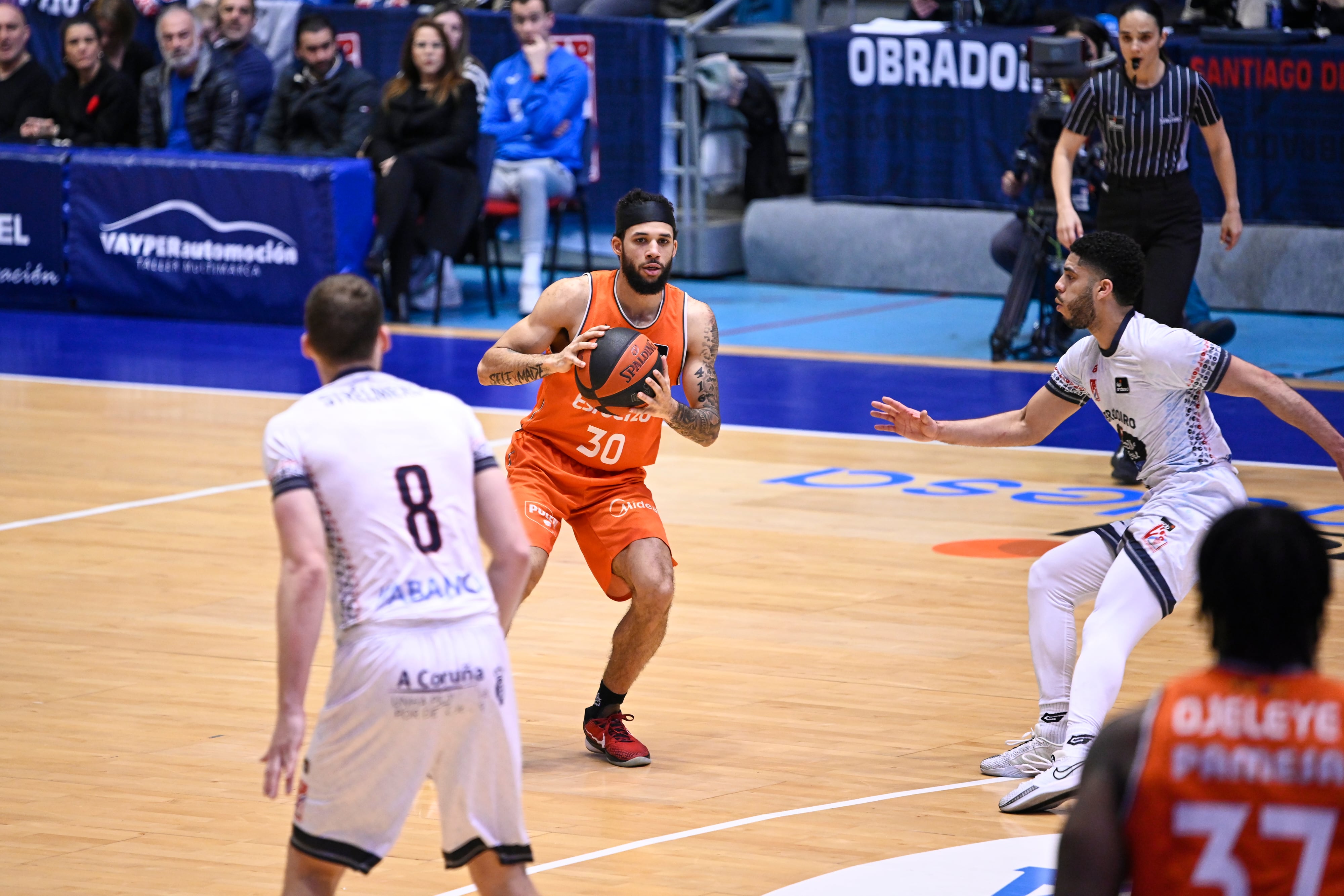 Kassius Robertson, con el balón, regresó a Sar y fue ovacionado por la afición obradoirista