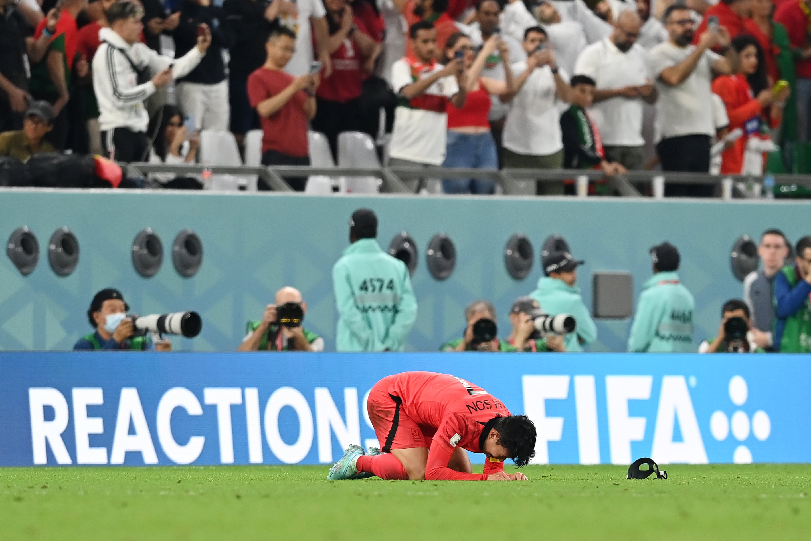 Son celebra emocionado la histórica victoria de su selección.