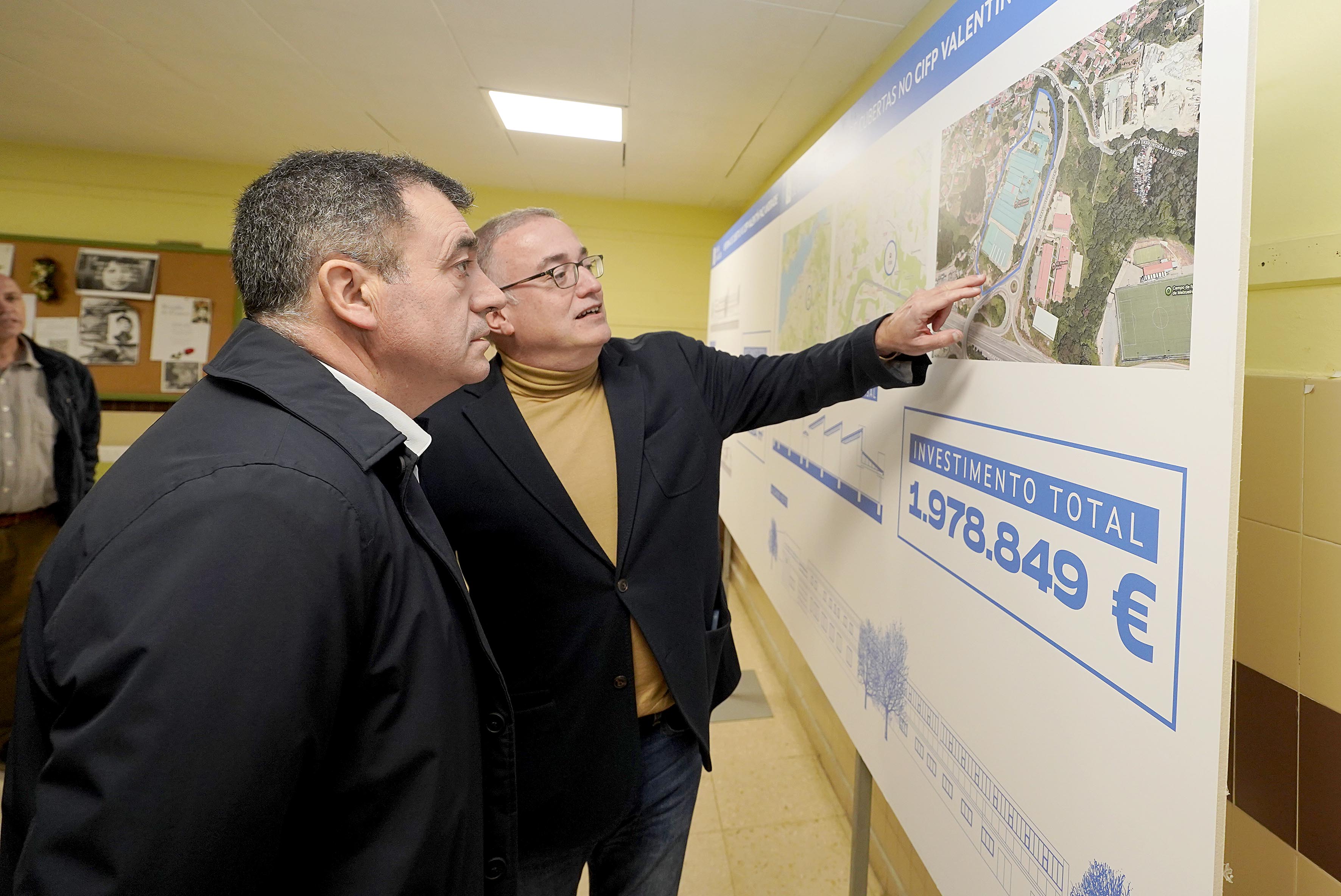 Román Rodríguez, conselleiro de Educación (izquierda), junto a Alfonso Silva, director del CIFP Valentín Paz Andrade