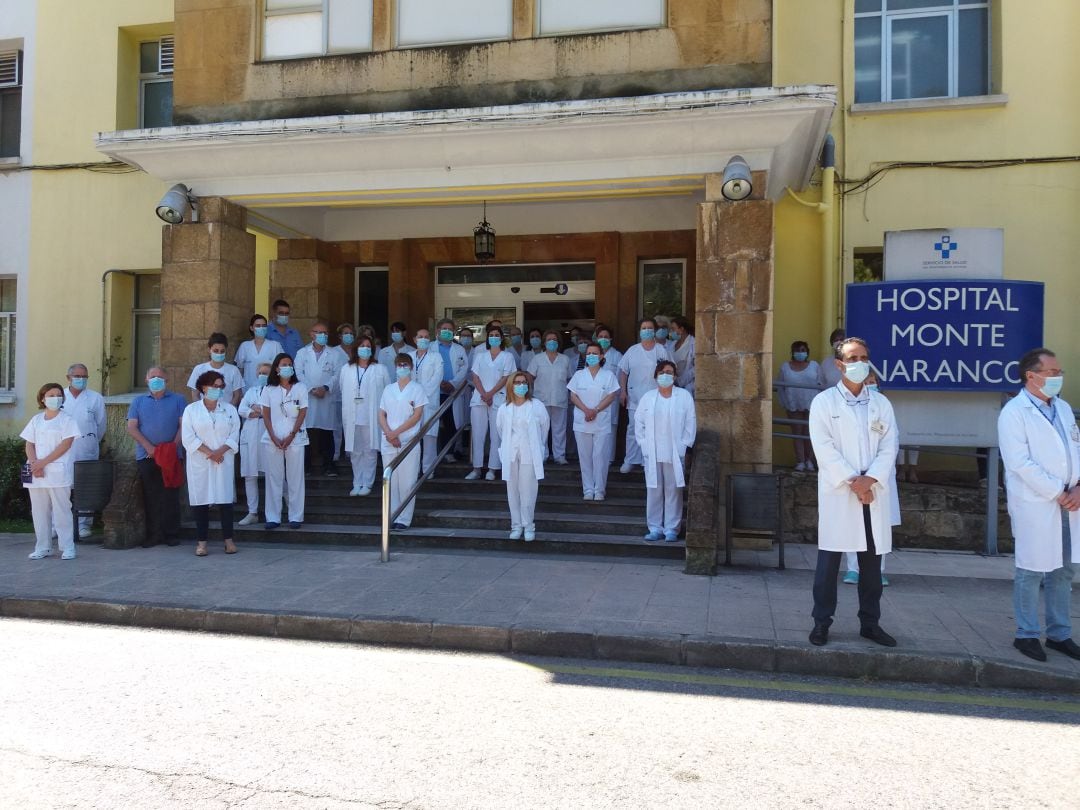 Los profesionales del Hospital Monte Naranco guardan un minuto de silencio por las víctimas del coronavirus en el primer día de luto decretado por el gobierno de España