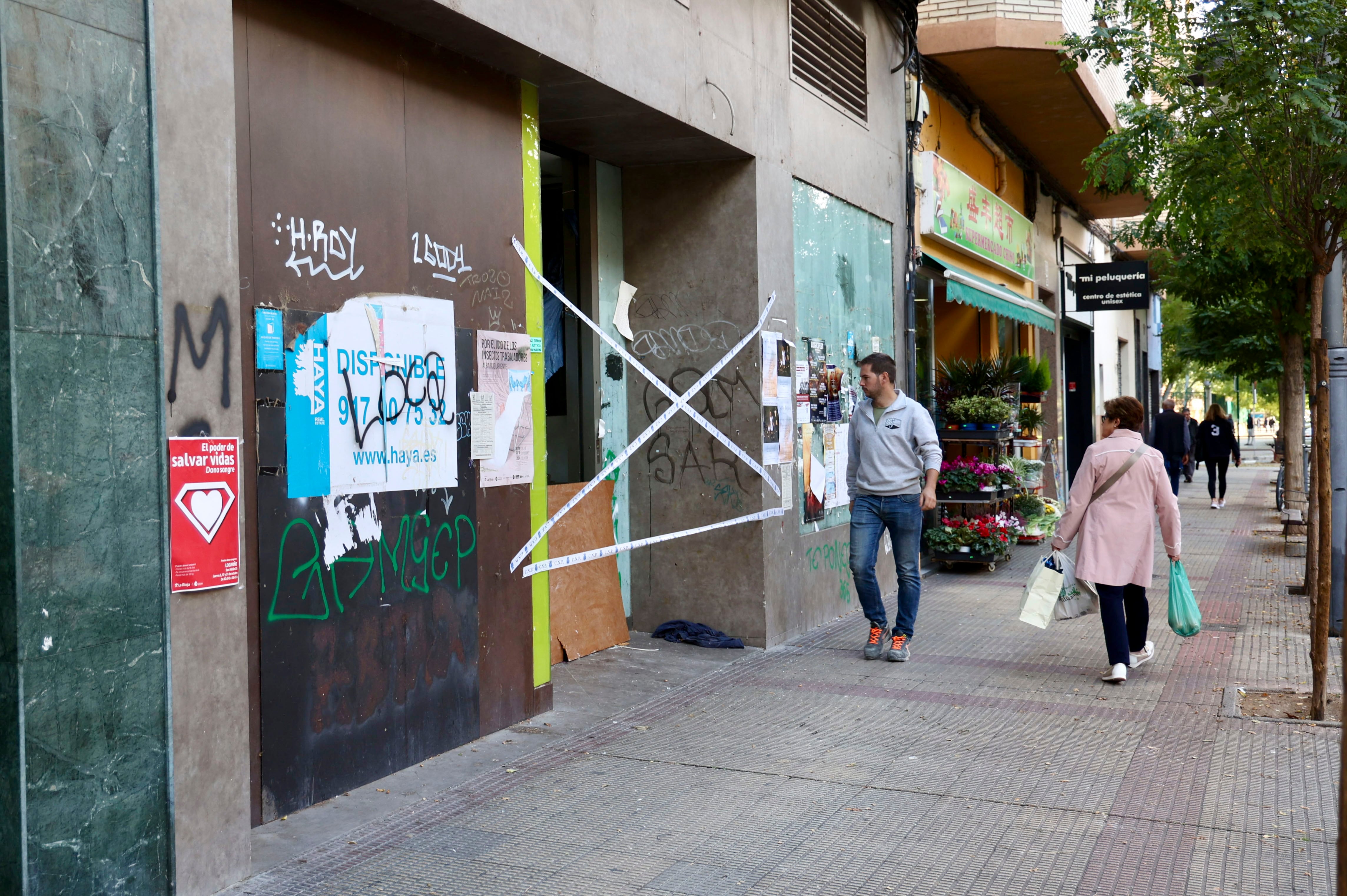 LOGROÑO, 18/10/2024.- Peatones pasan este viernes por delante del cajero donde dos personas que dormían en su interior han fallecido esta madrugada a causa de un incendio, según los datos iniciales facilitados a EFE por fuentes cercanas a la investigación. EFE/ Raquel Manzanares
