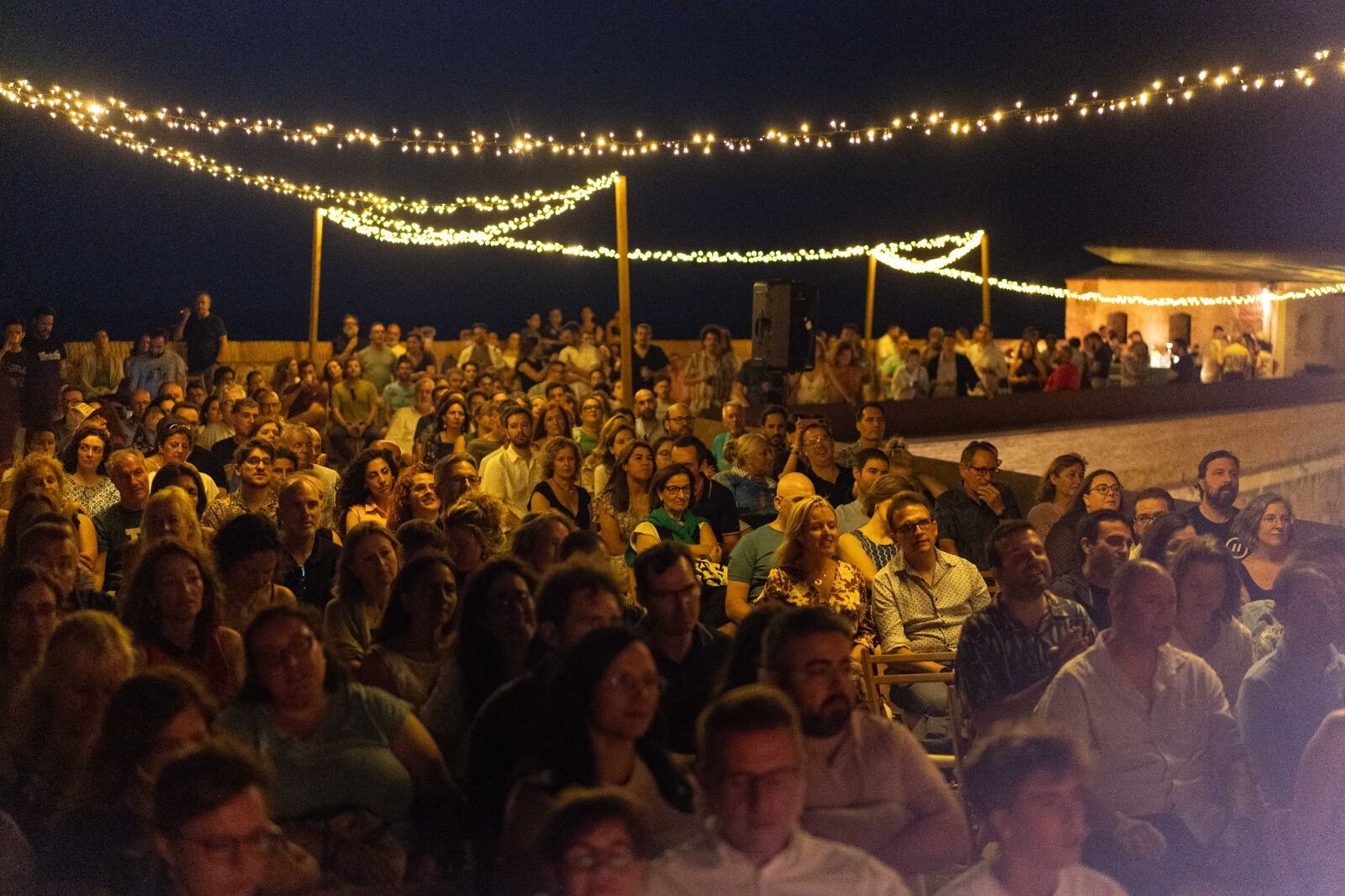 Quique González desnuda sus canciones en el Fuerte de Navidad de Cartagena.