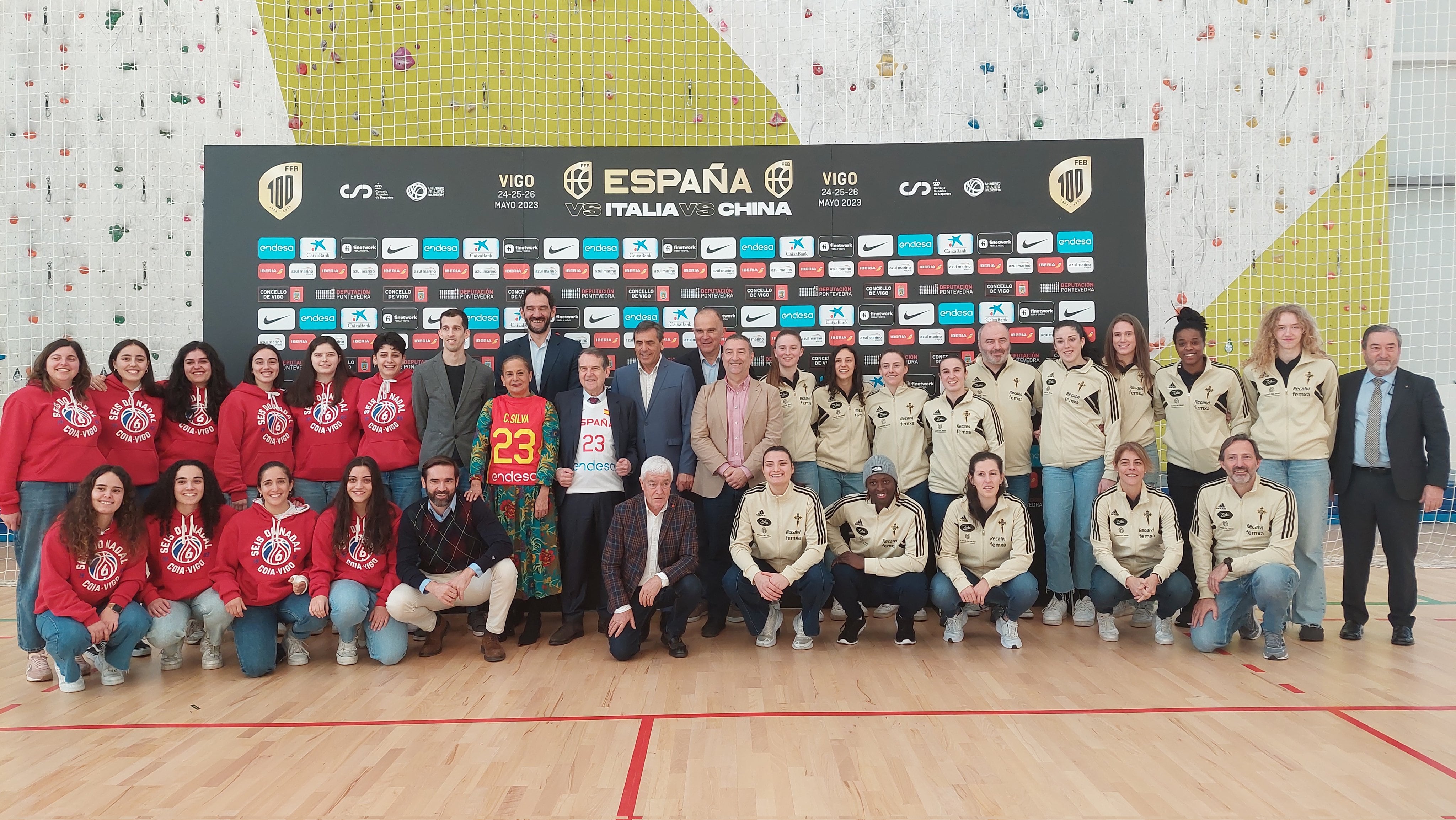 Garbajosa acompañado por el alcalde de Vigo, la presidenta de la Diputación de Pontevedra en la presentación del torneo que España jugará en Vigo