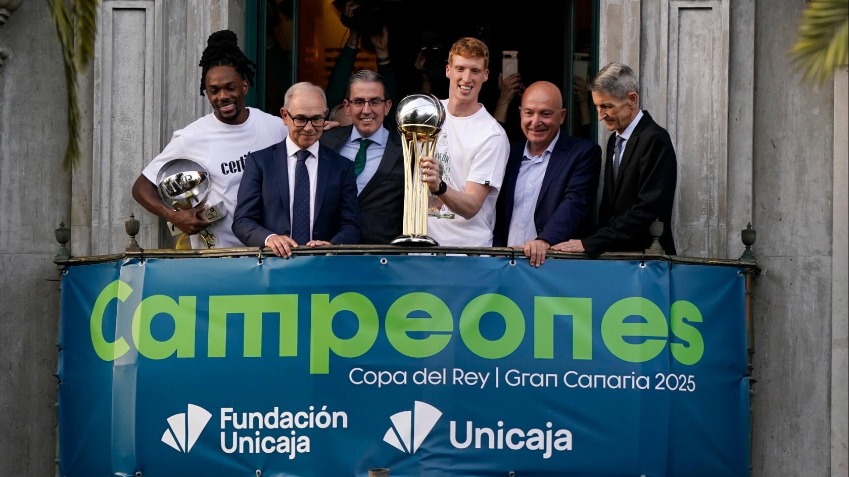 Alberto Díaz, capitán del Unicaja, sostiene la Copa del Rey junto a autoridades del Club, entidad financiera y fundación bancaria