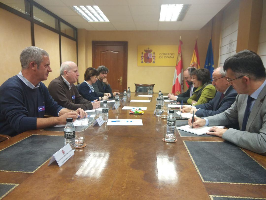 Los representantes del colectivo peñafielense y los reponsables de las administraciones públicas, en la sede de la Delegació del Gobierno en Valladolid.