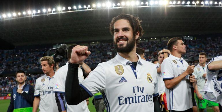 Isco celebra el título liguero en el césped de la Rosaleda