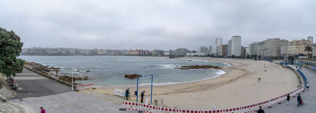 Playa de Riazor acordonada y vacía horas antes de la noite de San Xoán