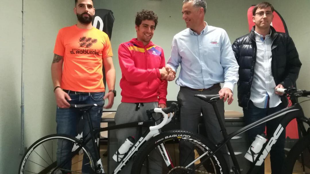 Kevin Viñuela ya tiene dos bicicletas a su disposición 