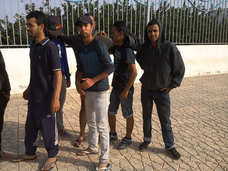 Adolescentes malviven en las calles de Nador.