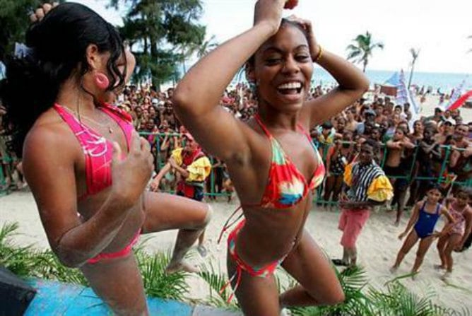 Mujeres cubanas bailan al ritmo del &#039;reggaeton&#039;