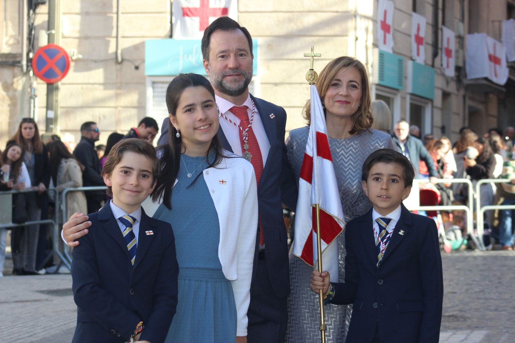 El Sant Jordiet 2024, Mauro Abellán Bravo, junto a sus padres y sus hermanos, en los primeros instantes del Día de los Músicos