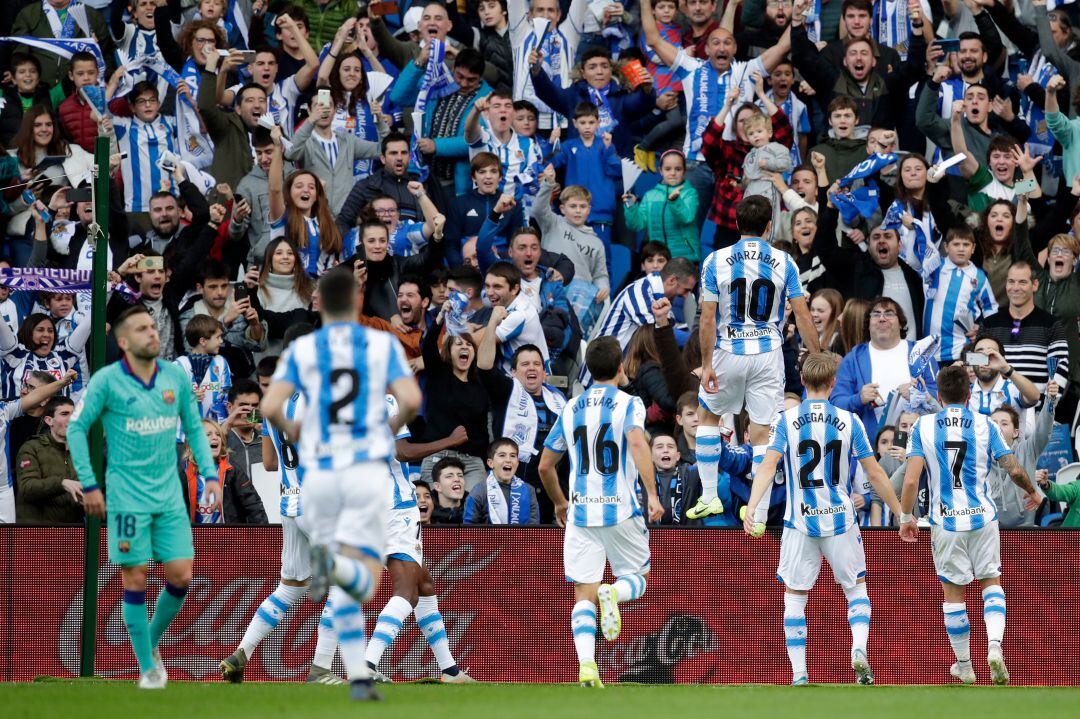 Los seguidores de la Real Sociedad celebran un gol de su equipo al Barcelona.