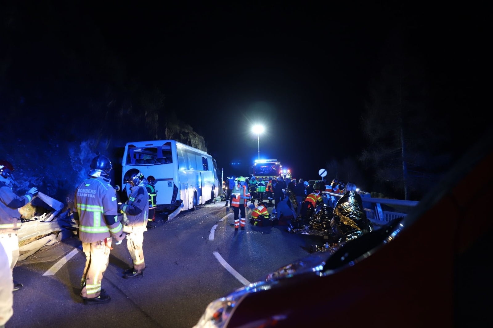 El conductor del autocar se quedó sin frenos y paró el vehículo contra las rocas.