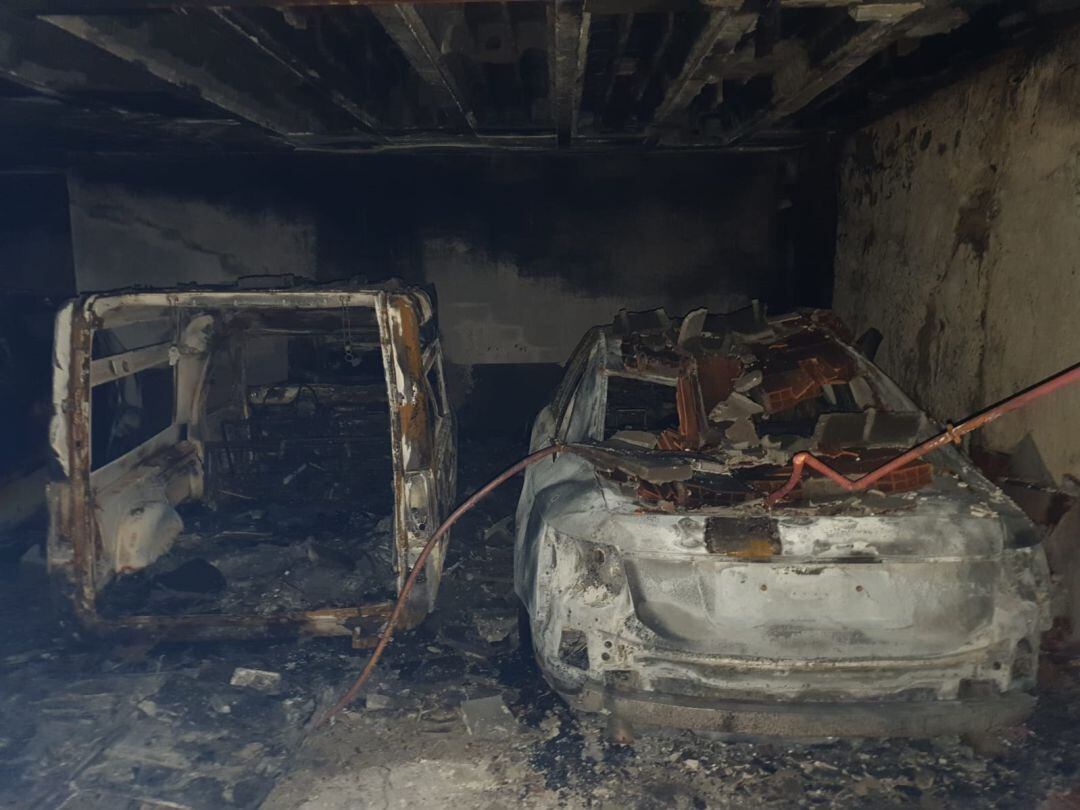 Coches calcinados por el incendio en un garaje del barrio de San Millán
