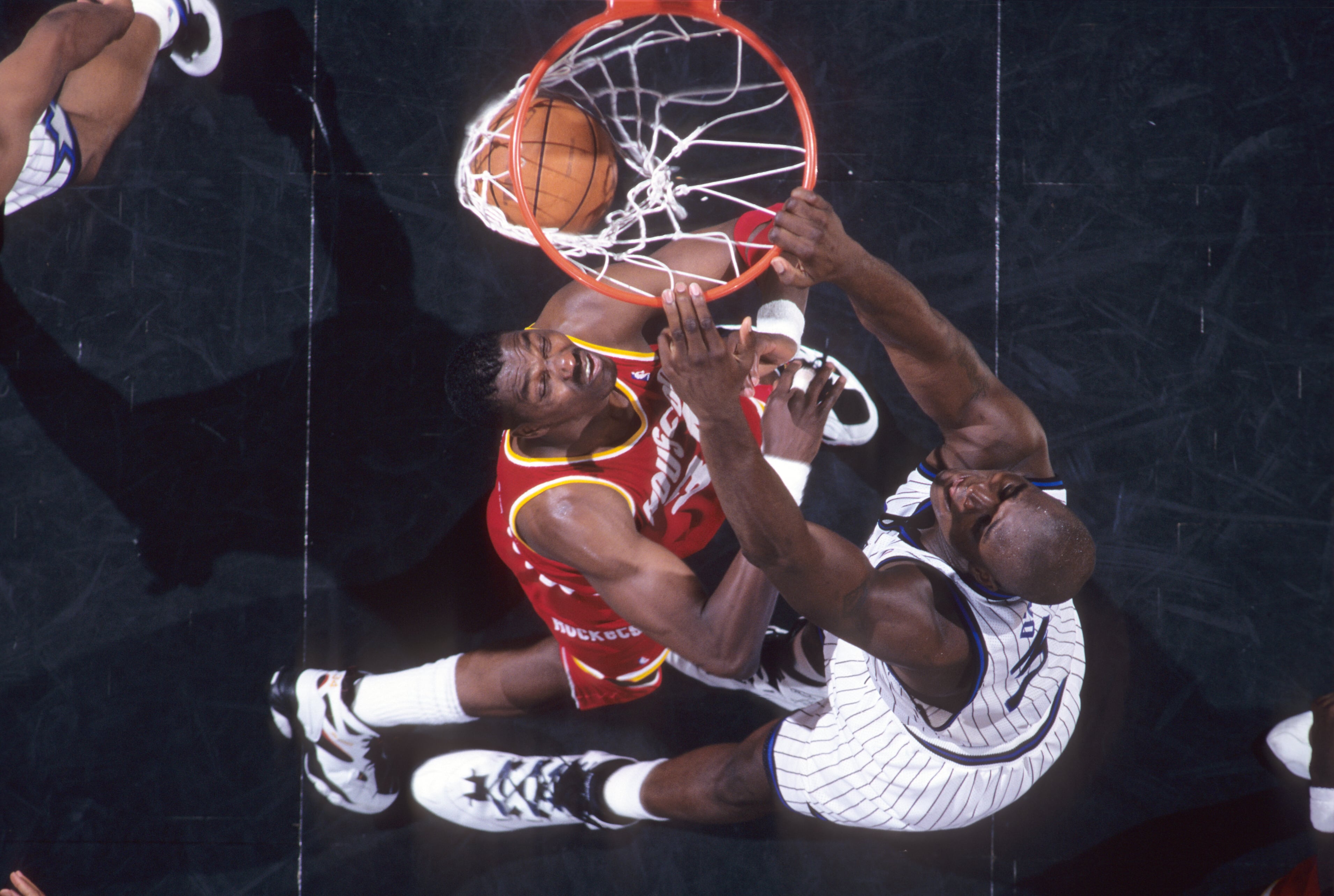 Shaquille O&#039;Neal hace un mate ante Hakeem Olajuwon en las finales de la NBA de 1995