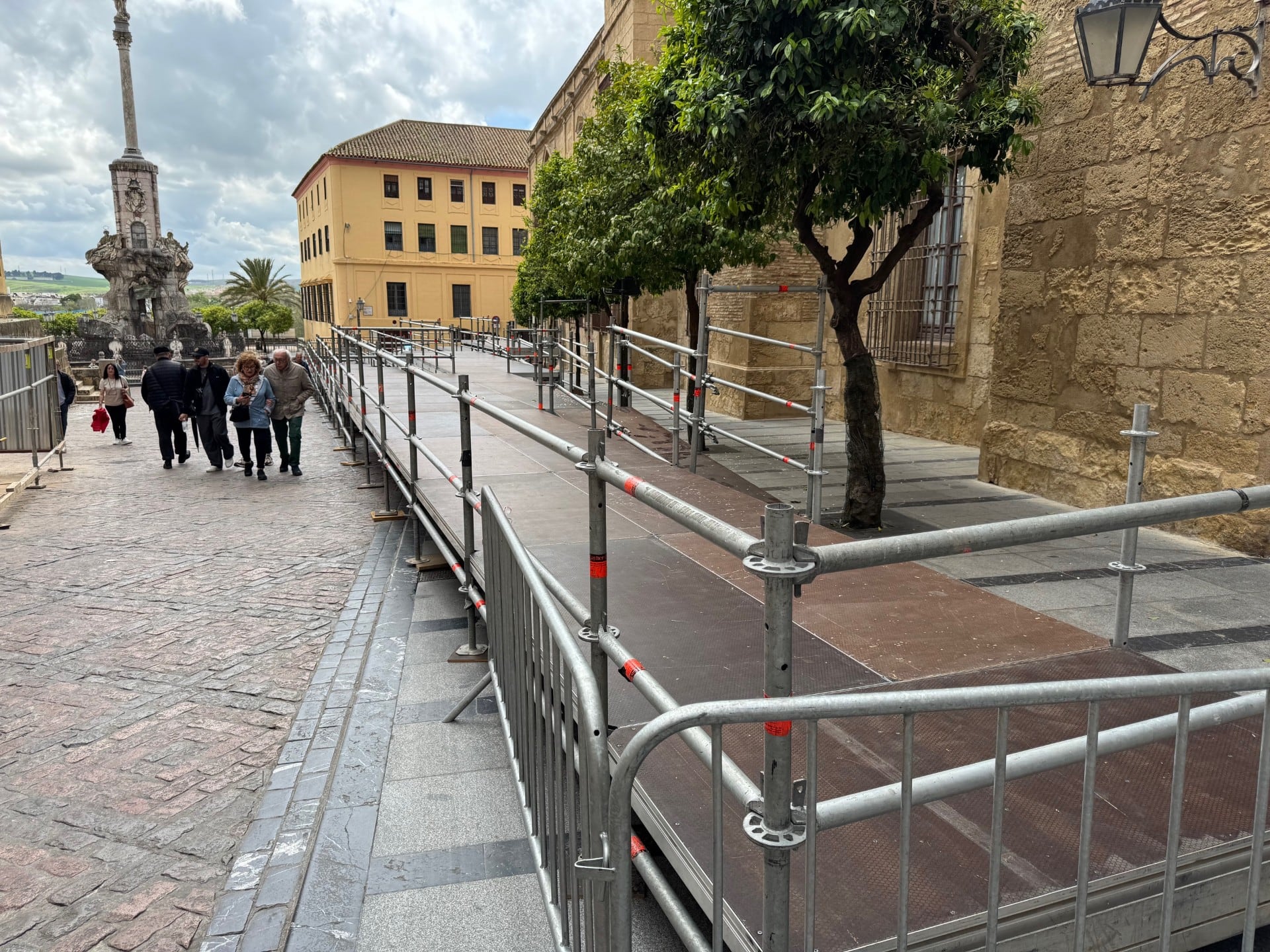Montaje de palcos en la calle Torrijos