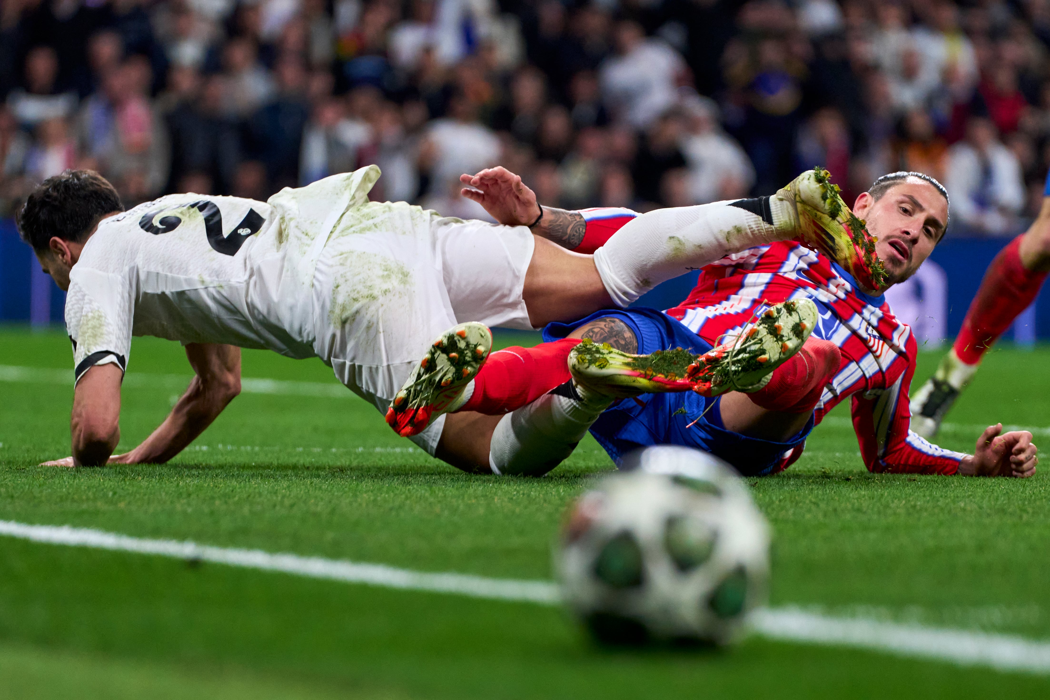 José María Giménez y Brahim Díaz pelean por un balón en el Santiago Bernabéu