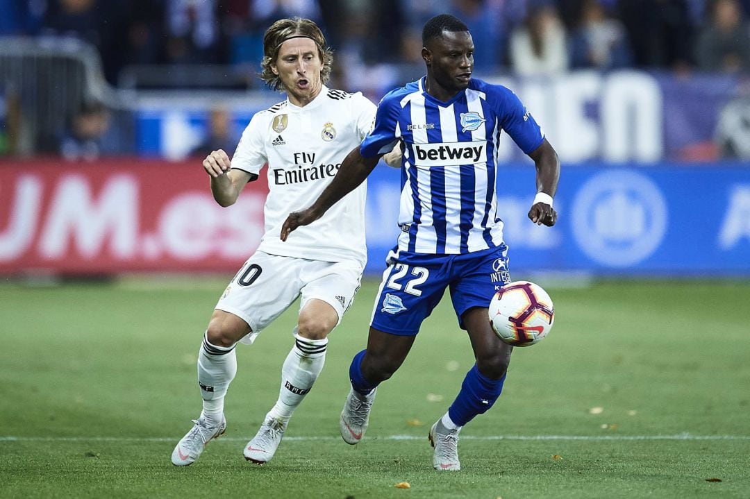 Wakaso disputa un balón con Modric durante el octavo partido de liga.