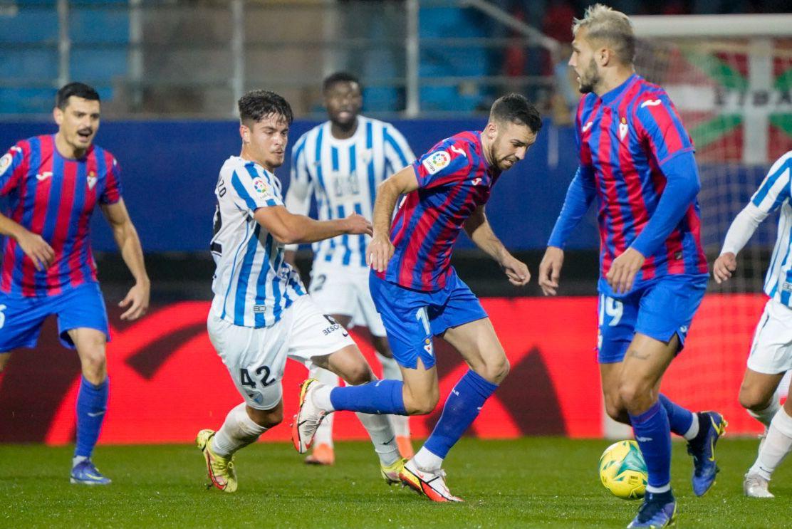 Edu Expósito escapa con el balón en el partido de la primera vuelta en Ipurua