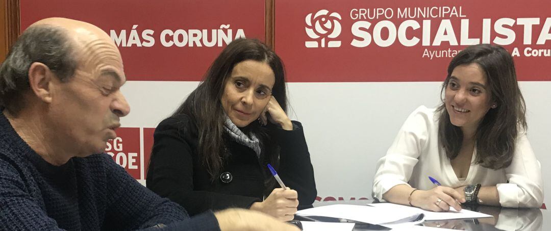 Inés Rey y Yoya Neira con el representante del comité de Nostián