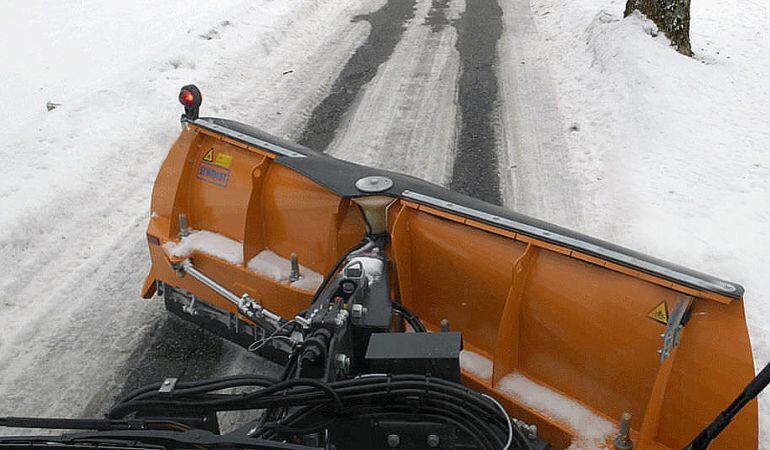 Una quitanieves en las carreteras conquenses, en una imagen de archivo
