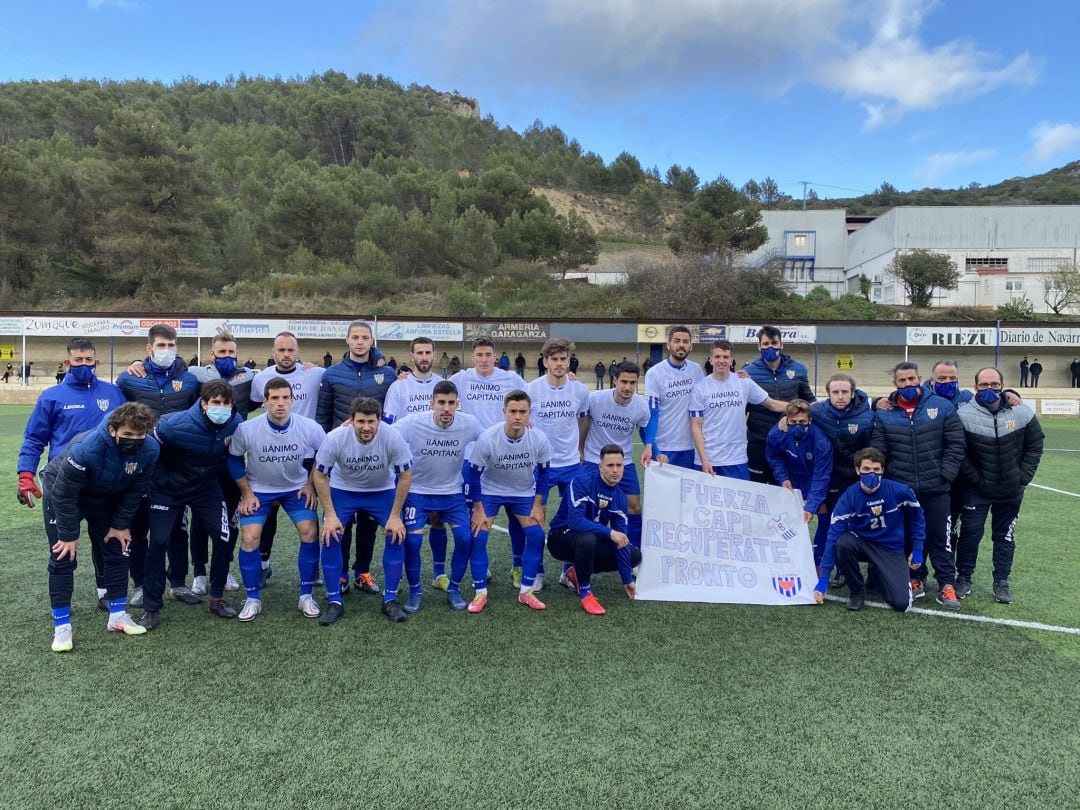 La plantilla del Izarra dedicando la victoria ante el Haro a su capitán lesionado Hinojosa 