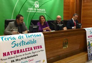 De izquierda a derecha, Jos&eacute; Caballero, presidente de la asociaci&oacute;n de turismo sostenible, Ana Cobo, delegada del Gobierno, Manuel Fern&aacute;ndez, diputado de turismo y Antonio Jos&eacute; Rodr&iacute;guez, alcalde de Cazorla.