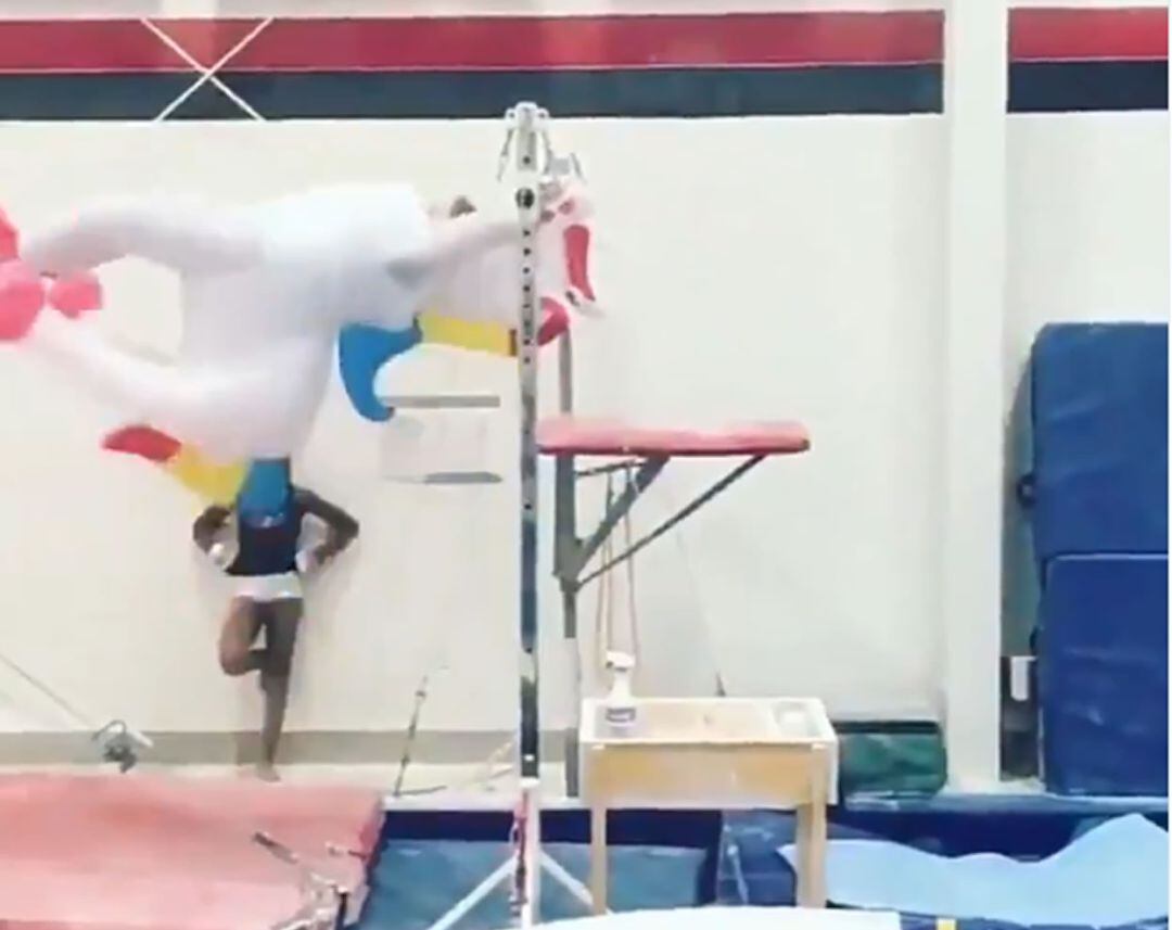 Una persona vestida de unicornio hace ejercicios en la barra fija