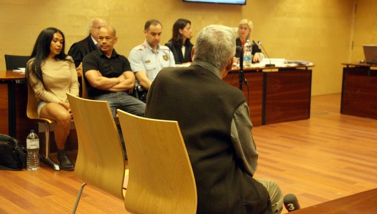 Reixach ha admès que havia consumit droga &quot;ocasionalment&quot; amb l&#039;acusat però nega que hi mantingués relacions sexuals.