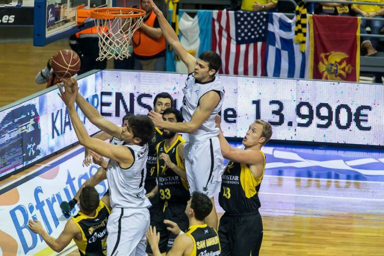 Jugada de ataque del Bilbao Basket en Tenerife con Marco y Dejan Todorovic en la zona local