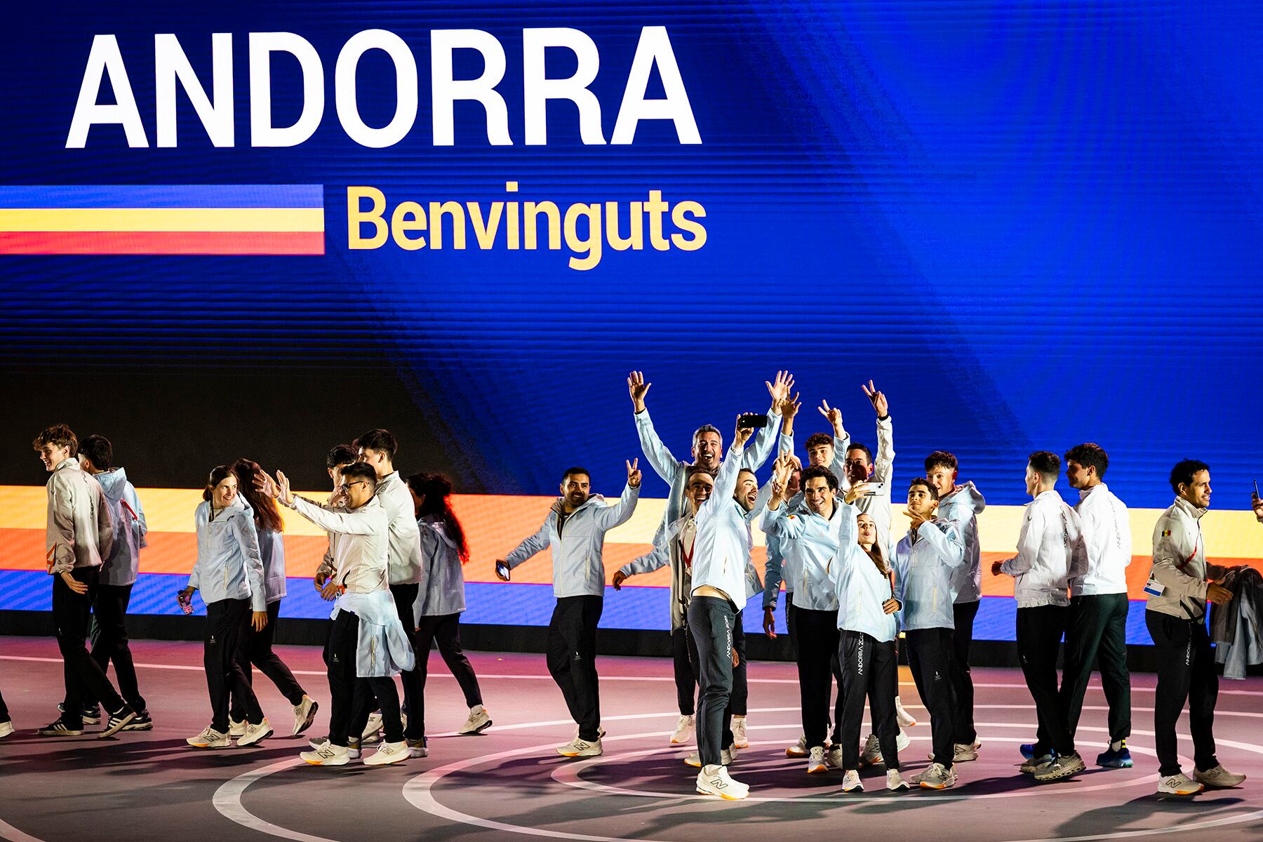 La delegació andorrana durant la desfilada a la cerimònia d'obertura dels Jocs, aquest dilluns al Nacional