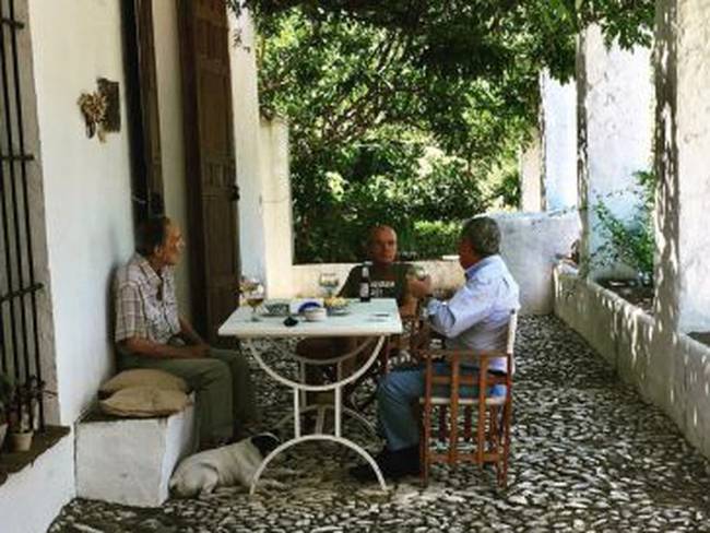 Antonio Gala, junto con su secretario, Luis Cárdenas y el presidente de la Fundación, Francisco Moreno en el porche de La Baltasara (2016)