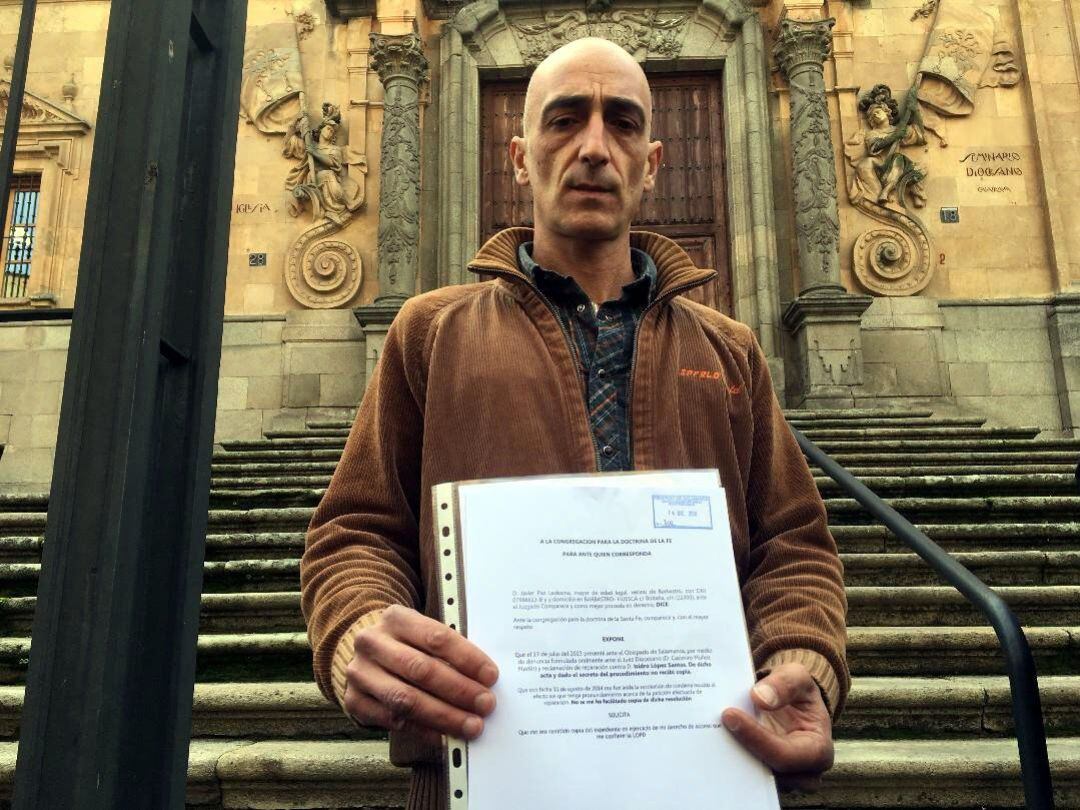 Imagen de Javier Paz a las puertas de la Casa de la Iglesia.